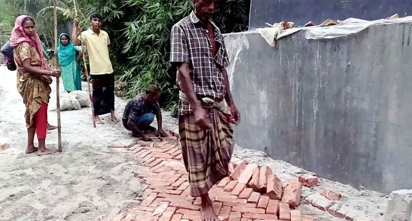 রাস্তার কাজে নিম্নমানের ইট বালু ব্যবহারের অভিযোগ, জনমনে ক্ষোভ