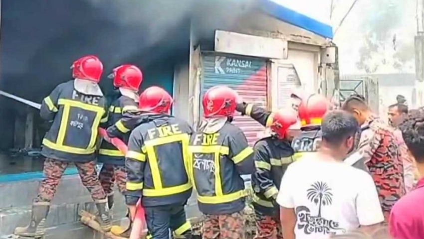 নারায়ণগঞ্জে বালিশ কারখানায় ভয়াবহ আগুন