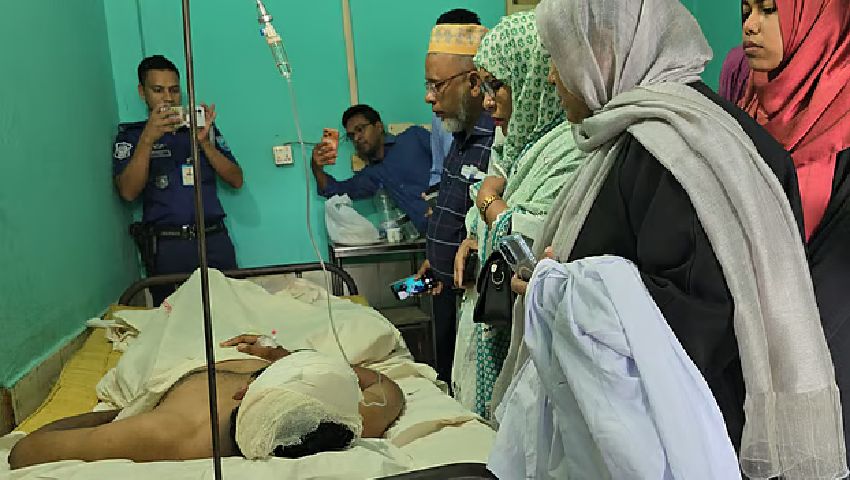 বাথরুমে লুকিয়েও বাঁচলেন না চিকিৎসক, রাস্তায় এনে গণপিটুনি