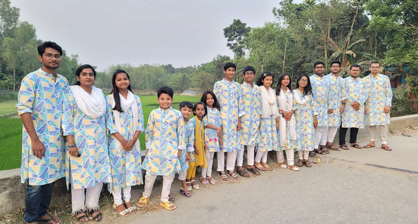 ভাই-বোনরা সবাই একইরকম পোশাক পরে আনন্দ ভাগাভাগি করে নেয়।