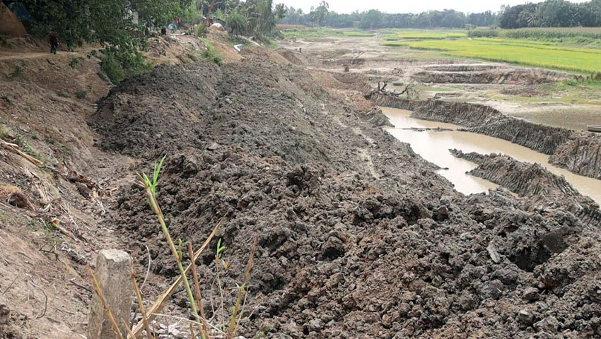 পানির চাপে ভাঙে মাটির সড়ক
