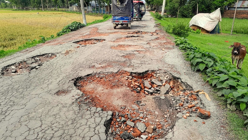 খানাখন্দে ভরে গেছে ১১ কিলোমিটার রাস্তা