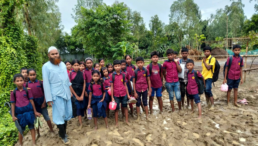 তাড়াশে কাঁচা রাস্তার বেহাল দশা, চরম দুর্ভোগে শিক্ষার্থীরা    