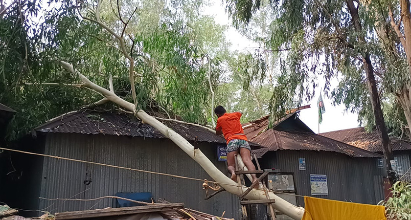ঝড়ে লণ্ডভণ্ড শতাধিক ঘরবাড়ি, নেই বিদ্যুৎ