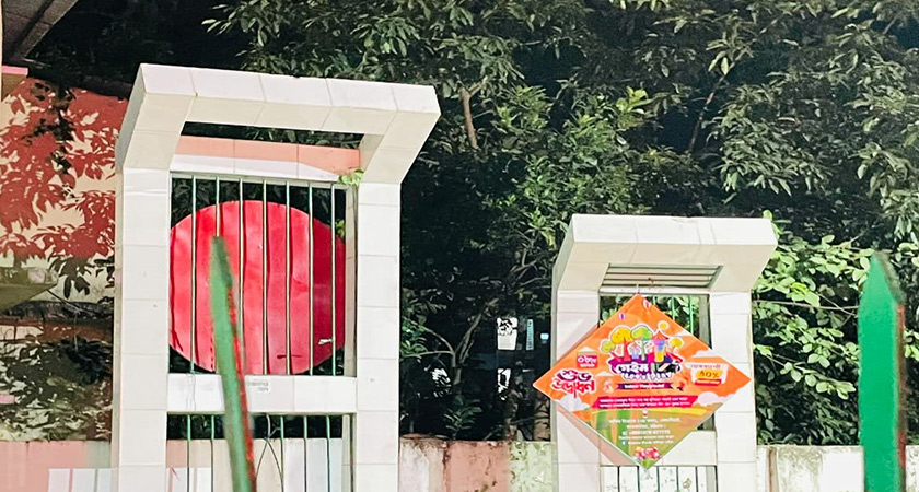 ভাষা শহিদদের স্মৃতিস্তম্ভে ‘বাণিজ্যিক প্রচারণা’, ক্ষুব্ধ এলাকাবাসী 