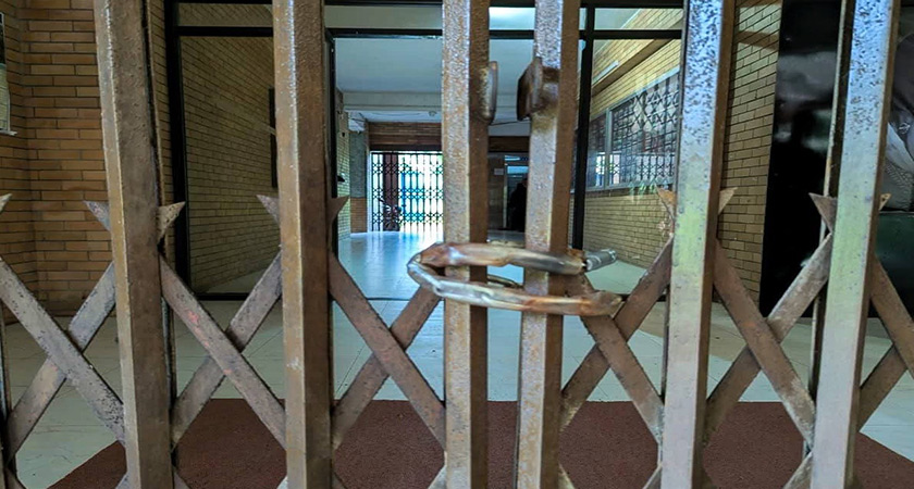 ধর্ষণচেষ্টার আসামি গ্রেফতার না হওয়ায় জাবি প্রশাসনিক ভবনে তালা দিলো শিক্ষার্থীরা