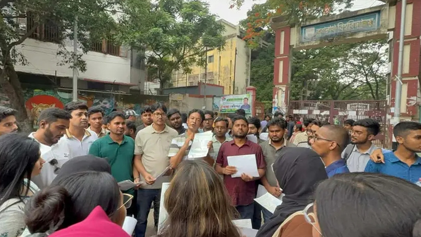 জুলাই সনদ নিয়ে অপপ্রচার রোধে জবিতে ছাত্রদলের লিফলেট বিতরণ