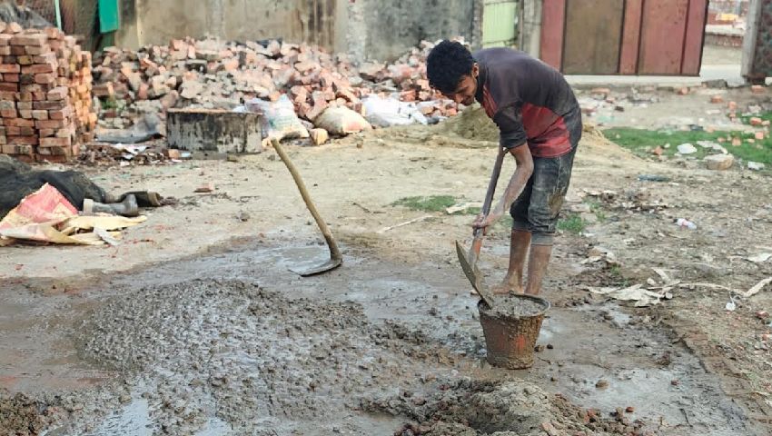 টেকনাফে টয়লেট নির্মাণে বালির বদলে পাহাড়ি মাটি