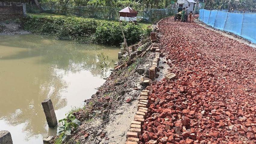 ‘উন্নয়নের নামে লুটপাট’ আখ্যা দিয়ে কাজ বন্ধ করল জনতা