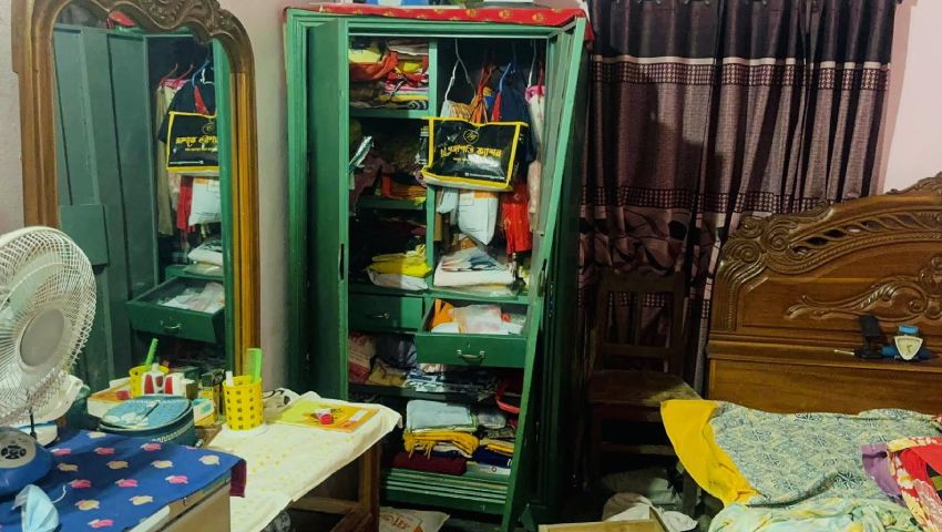 দিনেদুপুরে জানালার গ্রিল কেটে ১০ লাখ টাকা ও ৮ ভরি স্বর্ণালংকার লুট
