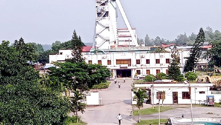 বিস্ফোরক সংকটে মধ্যপাড়া খনিতে পাথর উত্তোলন বন্ধ