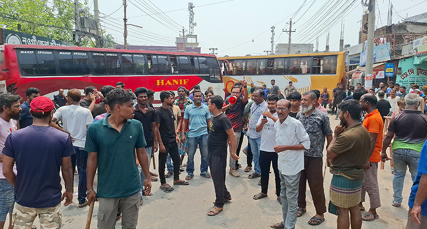 চালককে মারধরের জেরে নওগাঁয় দূরপাল্লার বাস চলাচল বন্ধ