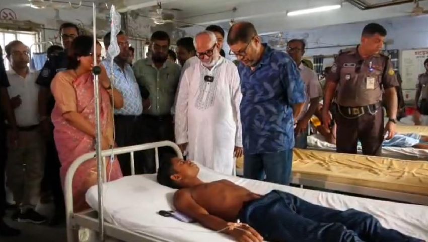 হাসপাতালের অব্যবস্থাপনা ও অনিয়ম দেখে ক্ষুব্ধ স্বাস্থ্যমন্ত্রী
