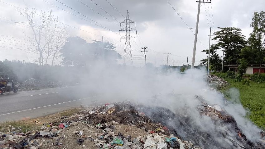 সড়কের পাশে আবর্জনার স্তুপ, নাক চেপে চলছেন পথচারীরা