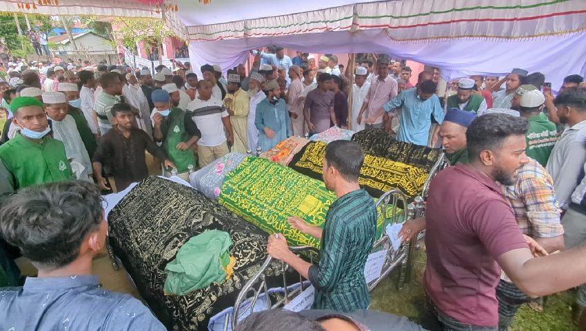 চার ভাইয়ের কফিন ঘিরে আহাজারি, শোকে কাঁদল রাঙ্গুনিয়া