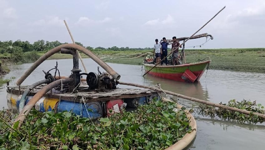 বরিশালে অবৈধ ৩ ড্রেজার গুঁড়িয়ে দিল প্রশাসন