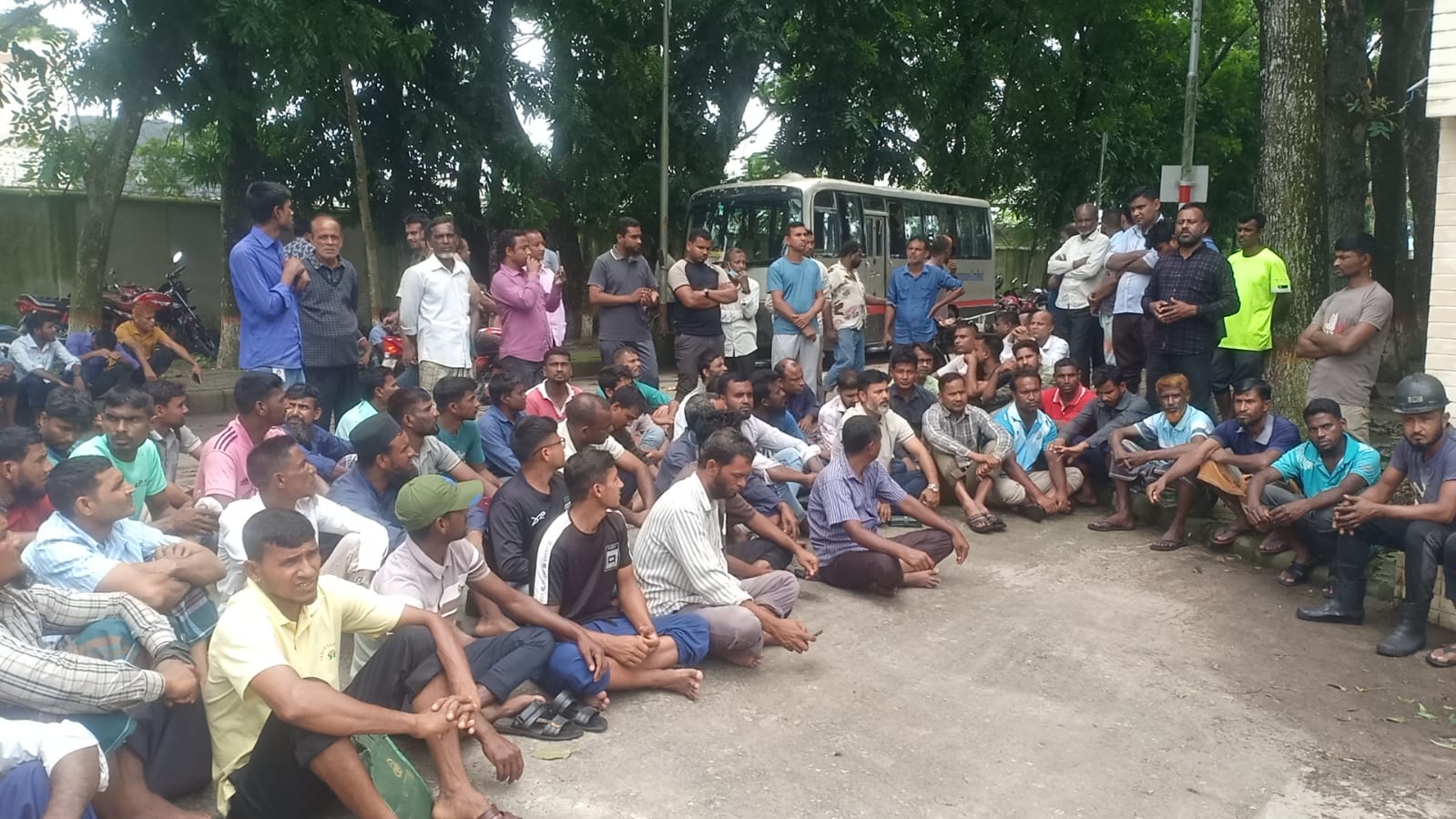 বোনাসের দাবিতে উত্তাল বড়পুকুরিয়া কয়লাখনি