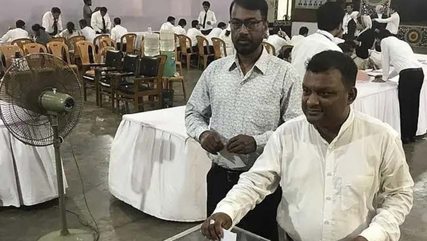 নির্বাচনে অংশ নিতে না পেরে আওয়ামীপন্থি আইনজীবীদের প্রতিবাদী গান