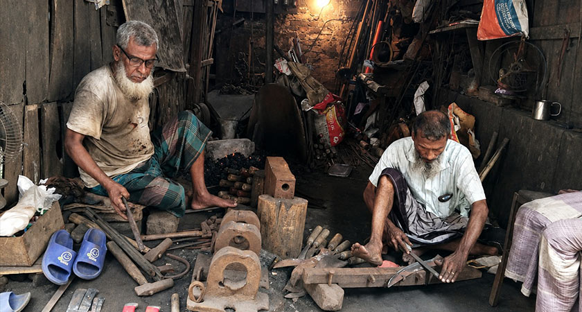 কোরবানির ঈদ আসন্ন, ব্যস্ত সময় পার করছেন কামারিরা