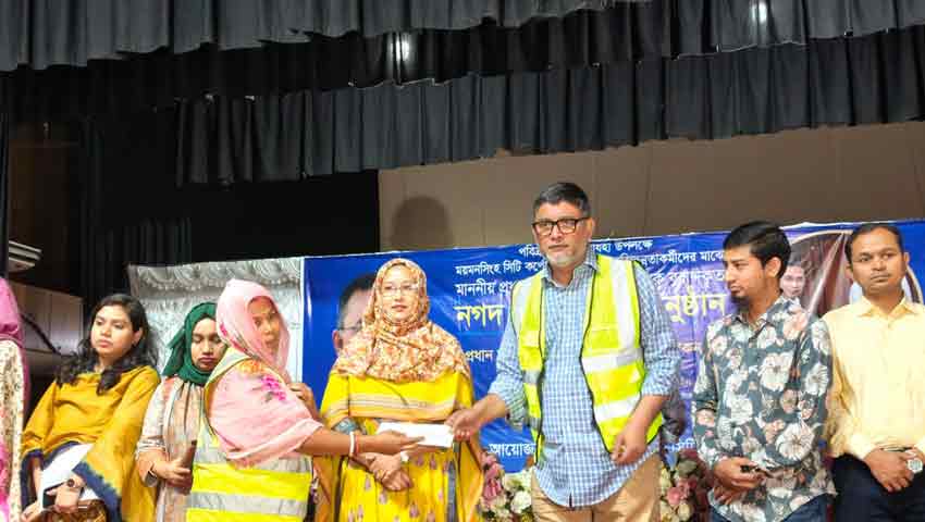 প্রধানমন্ত্রীর ত্রাণ তহবিল থেকে নগদ অর্থ উপহার পেলেন মসিক পরিচ্ছন্নতাকর্মীরা 