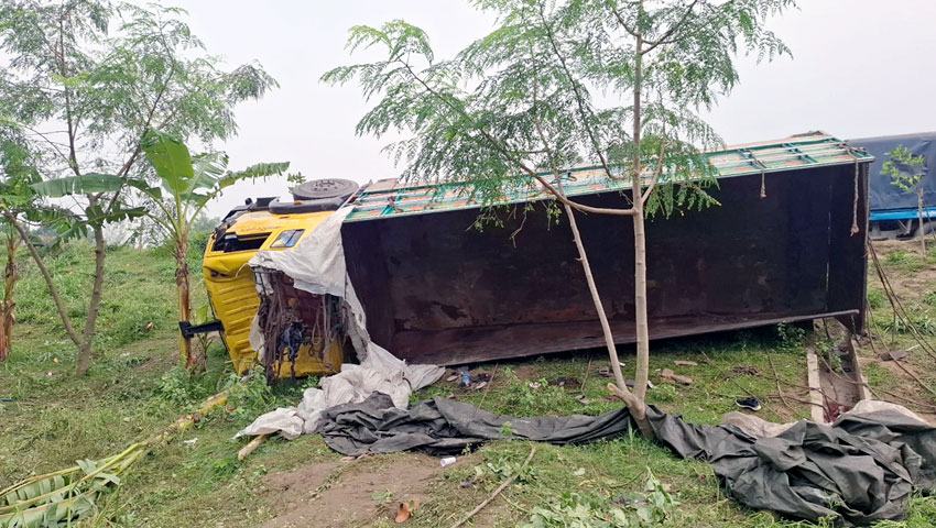 টাঙ্গাইলে রডবোঝাই ট্রাক উল্টে নিহতদের ১৩ জনের বাড়িই নওগাঁয়