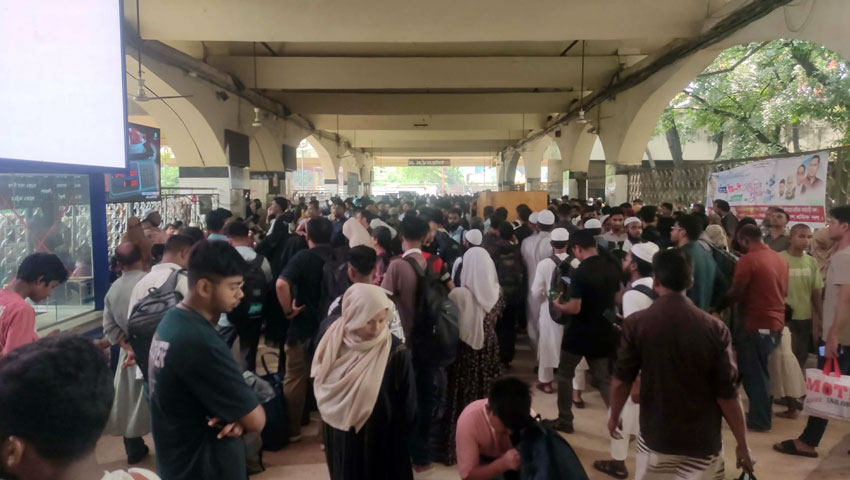 কমলাপুর রেল স্টেশনে উপচে পড়া ভিড়, ৫ ট্রেন বিলম্বে যাত্রী ভোগান্তি