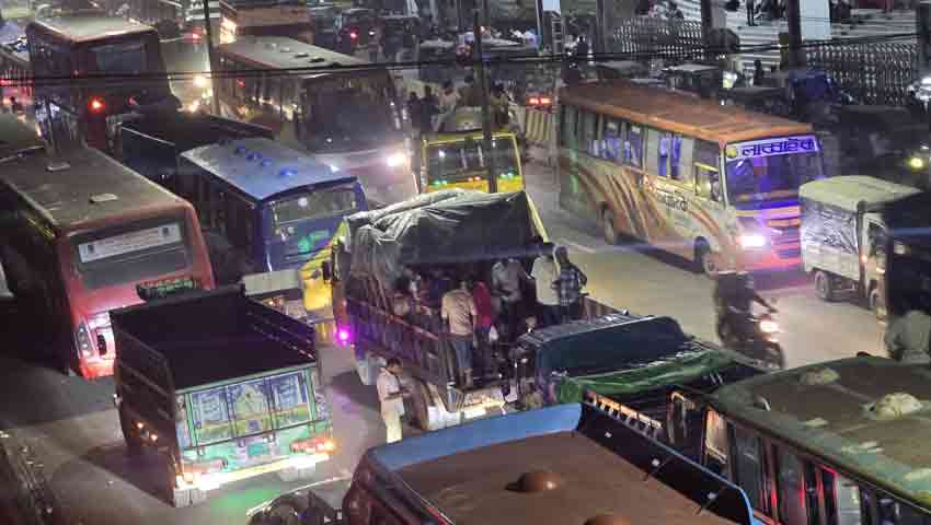 সাভারে মহাসড়কে বেড়েছে যানবাহনের চাপ, অতিরিক্ত ভাড়া আদায়ের অভিযোগ
