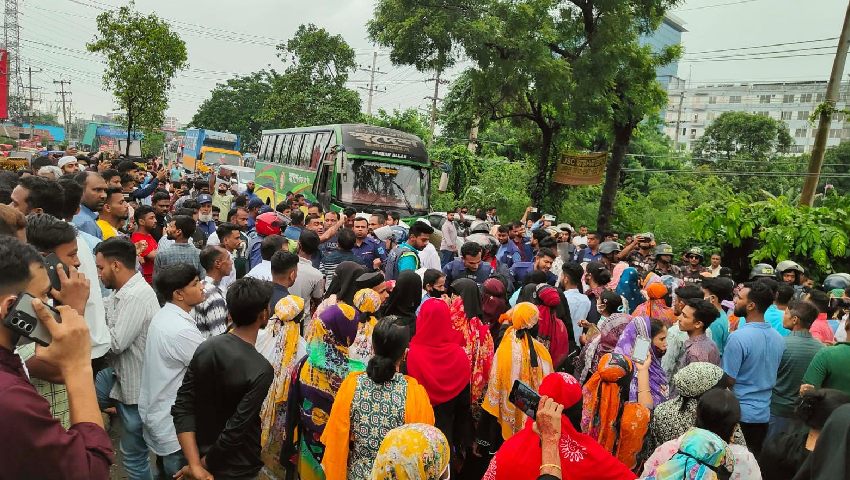 বকেয়া বেতনের দাবিতে সোনারগাঁয়ে মহাসড়ক অবরোধ
