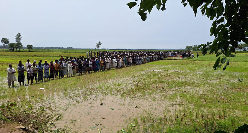 জানাজায় অংশ নেয় আশপাশের গ্রামের অসংখ্য মানুষ।