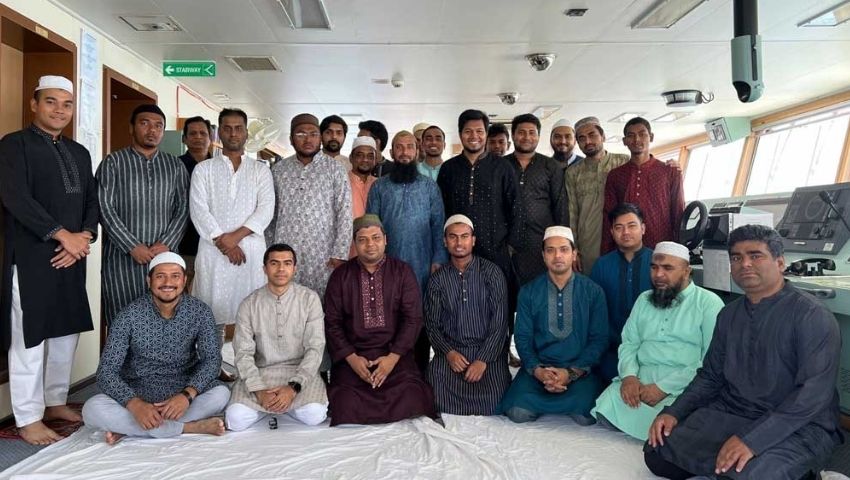 জাহাজেই ঈদের নামাজ পড়লেন ৩১ বাংলাদেশি নাবিক