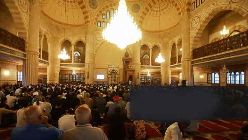 লেবাননের সিডন শহরে হাজ্জ বাহা আল-দিন আল-হারিরি মসজিদে ঈদুল আজহার নামাজ আদায়ের জন্য একত্রিত হয়েছেন মুসল্লিরা। এ ছবিতে পবিত্র এই দিনে একসঙ্গে ইবাদতে অংশ নিতে আসা মানুষের ভিড় ও ধর্মীয় আবহ ফুটে উঠেছে। ছবি : রয়টার্স 