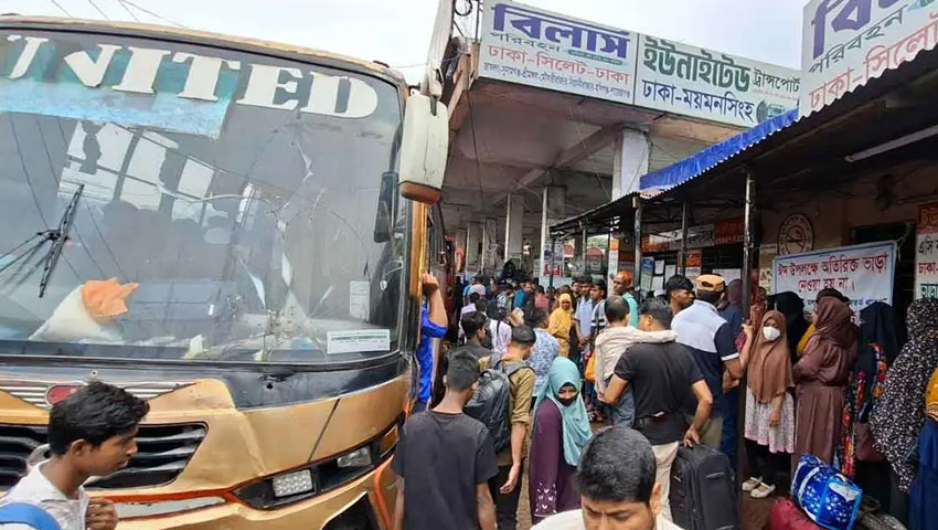 ঈদযাত্রার শেষ মুহূর্তে মহাখালী বাস কাউন্টারে যাত্রীদের ভিড়