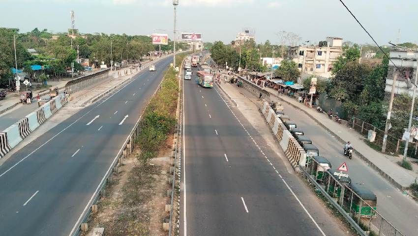 চলন্ত বাস থেকে ছিটকে পড়ে যাত্রীর মৃত্যু