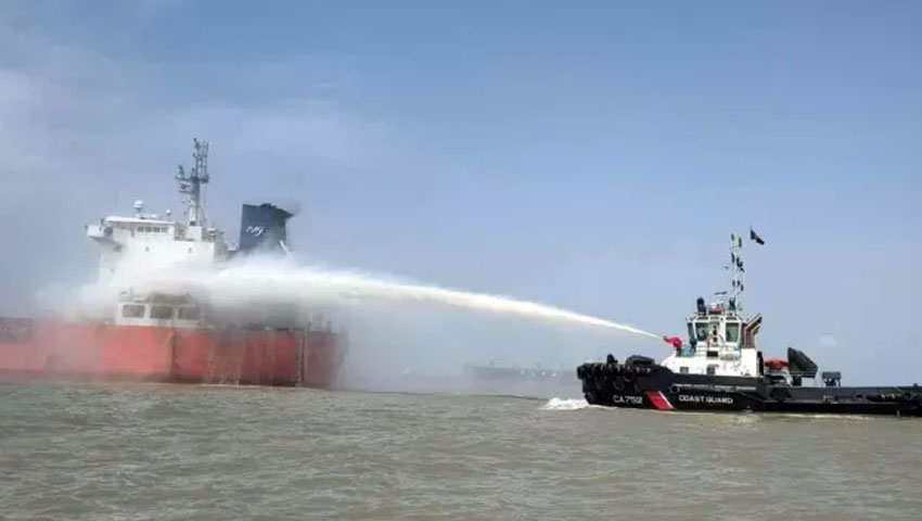 চট্টগ্রামে তেলবাহী জাহাজে আগুন