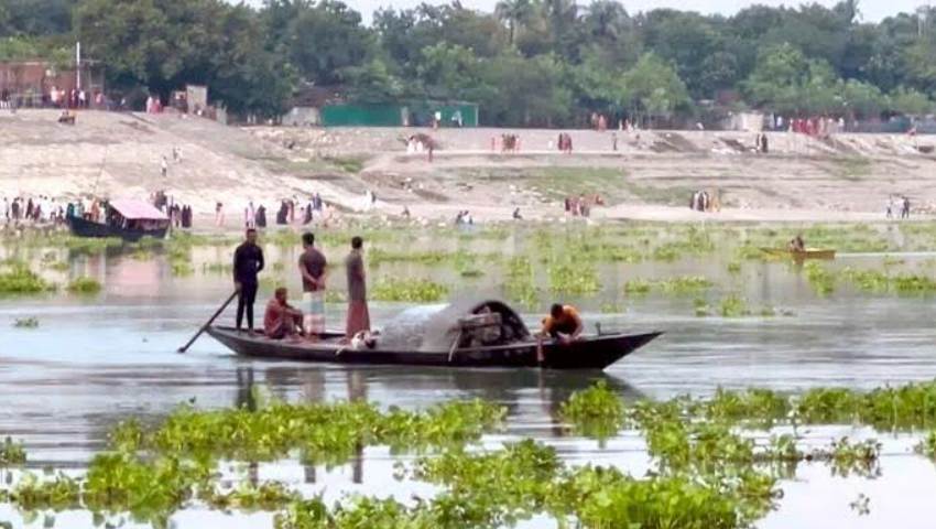 ৪ মাসের সন্তানকে নদীতে ছুড়ে ফেলে নিজেও ঝাঁপ দিলেন মা