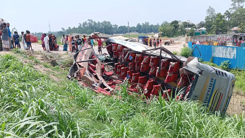 ঢাকা-টাঙ্গাইল মহাসড়কে বাস খাদে পড়ে গুরুতর আহত ১৭