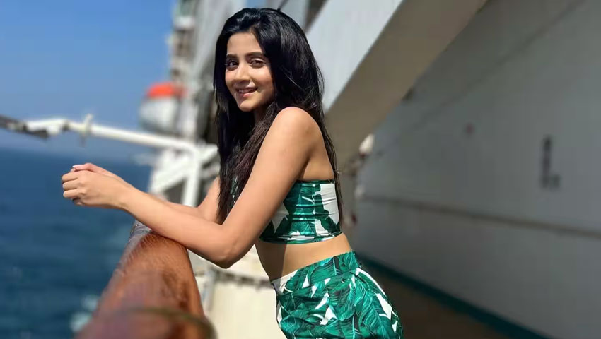 ব্যাংককের হোটেলে বোল্ড লুকে অভিনেত্রী