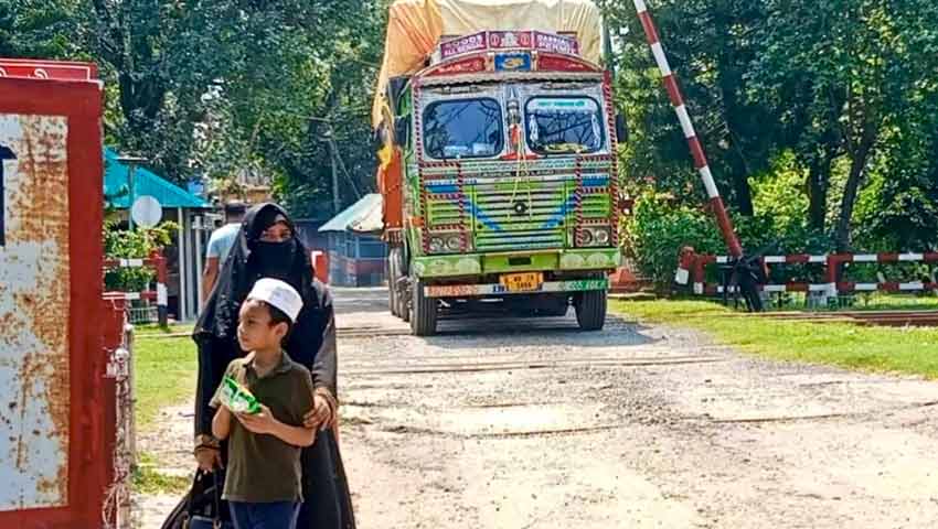 ঈদের ছুটি শেষে হিলি স্থলবন্দর দিয়ে আমদানি-রফতানি শুরু   
