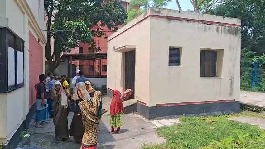 খড় বিছানো রাস্তায় পিছলে পড়ল মোটরসাইকেল, পিকআপ চাপায় নিহত ২ 