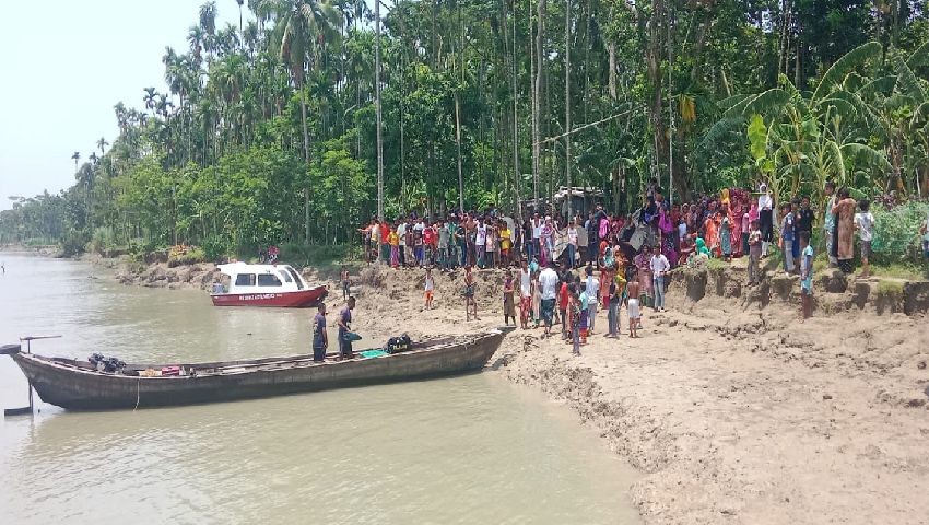 লঞ্চ থেকে পা পিছলে নদীতে পড়ে এক কিশোর নিখোঁজ 