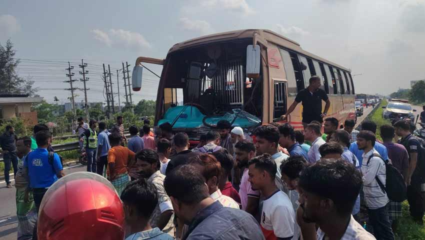 হাইওয়ে পুলিশের গাড়িতে যাত্রীবাহী বাসের ধাক্কায় নিহত ২