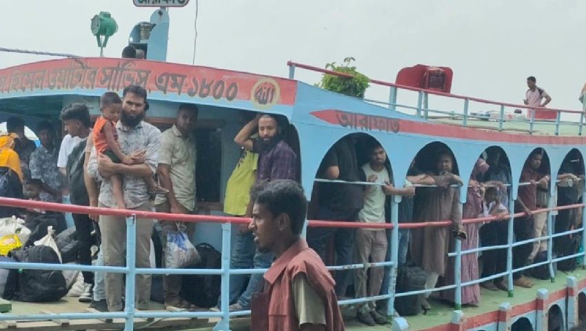 দৌলতদিয়া-পাটুরিয়া নৌরুটে অতিরিক্ত যাত্রী নিয়ে লঞ্চ চলাচল, ঝুঁকিতে যাত্রীরা