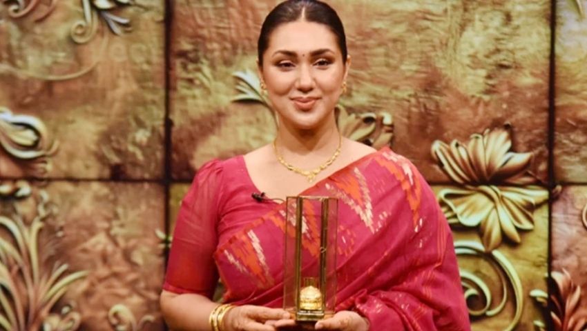 স্বর্ণের কলস উপহার পেলেন অপু বিশ্বাস