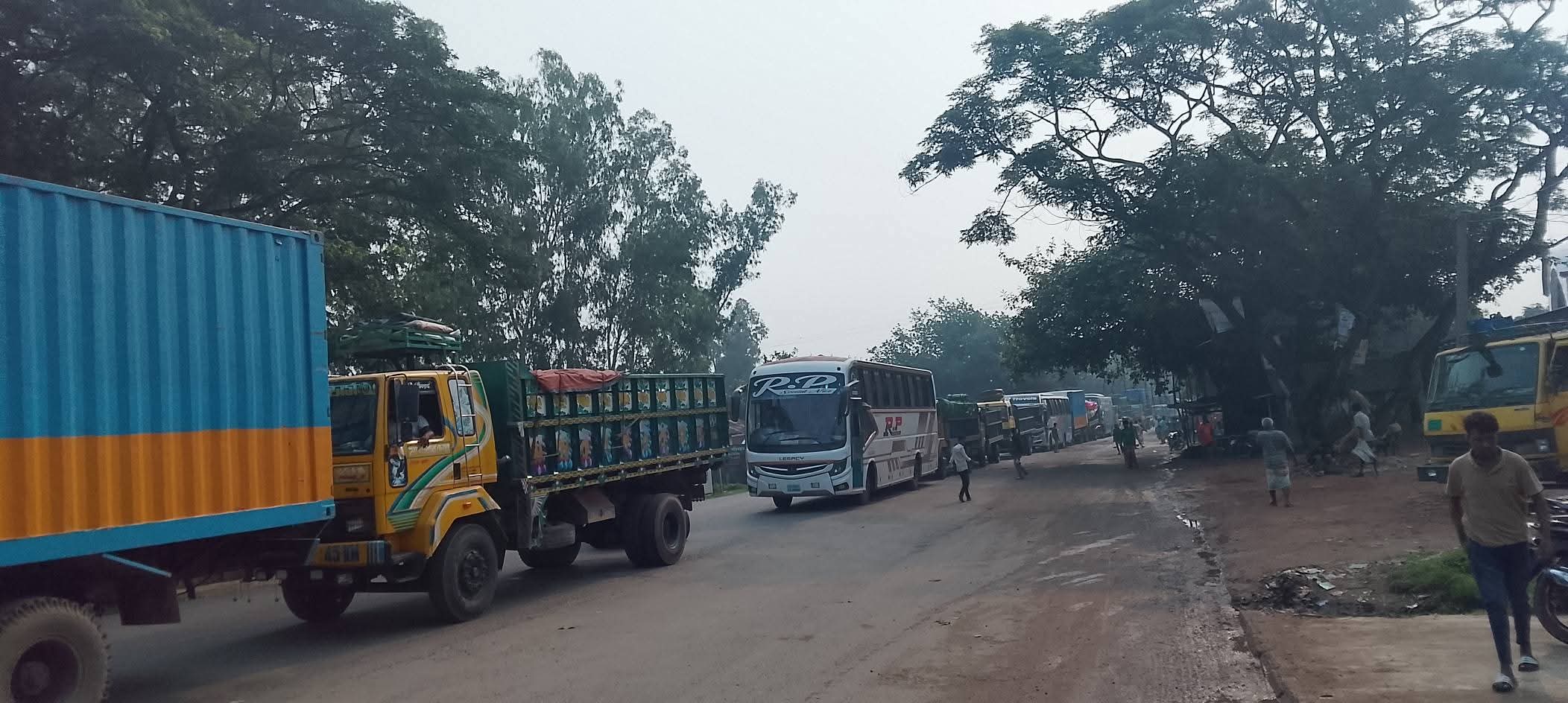 হাটিকুমরুল-বনপাড়া মহাসড়কে ৪০ কিলোমিটার জুড়ে তীব্র যানজট 