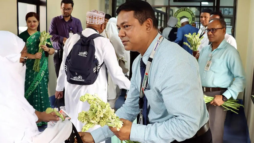চট্টগ্রামে ফিরল হজযাত্রীদের প্রথম ফিরতি ফ্লাইট, বিমানবন্দরে উষ্ণ অভ্যর্থনা