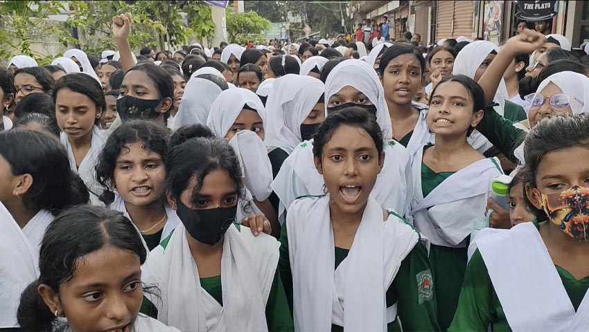 পিরোজপুরে ছাত্রীকে শ্লীলতাহানির অভিযোগে শিক্ষকের বিরুদ্ধে বিক্ষোভ 