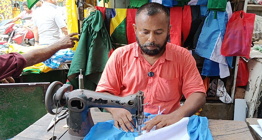 পতাকা তৈরিতে ব্যস্ত দর্জি।