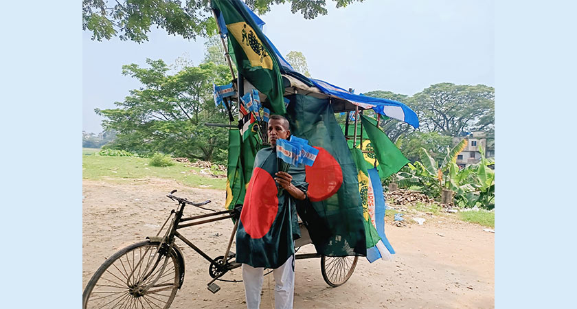 বিশ্বকাপ এলেই পতাকা বিক্রেতাদের বিক্রি বেড়ে যায়।