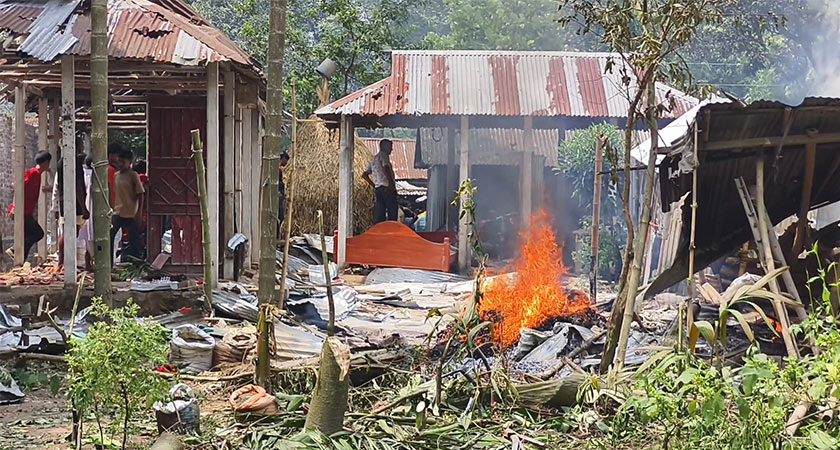 উত্তেজিত জনতা সন্দেহভাজন প্রতিবেশীর বাড়িতে আগুন ধরিয়ে দেয়।