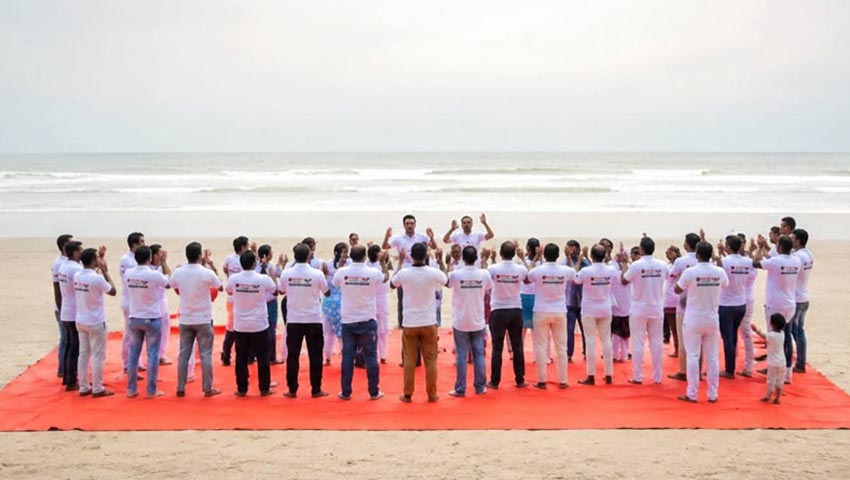 প্রকৃতির সান্নিধ্যে শরীর ও মনের প্রশান্তি খুঁজতে তারা অংশ নেন। ছবি : সময়ের আলো 